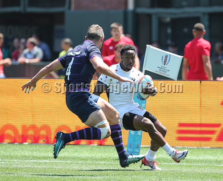2018RugbySevensSun-04.JPG - United States player Carlin Isles eludes Scotland player Robbie Furgusson (4) to score a try in the men's championship 5/8 place match of the 2018 Rugby World Cup Sevens, Sunday, July 22, 2018, at AT&T Park, San Francisco. USA defeated Scotland 28-0. (Spencer Allen/IOS via AP)
